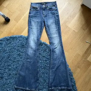 Fina bell flare jeans, mid rise, köpta från Express i USA. Säljer då de är små därav endast bild bakifrån. Verkar ej finnas kvar då den ej hittas på Express hemsida. Köptes år sedan i USA, nypris ca 1700 och är nog storlek XS. Pris kan diskuteras!