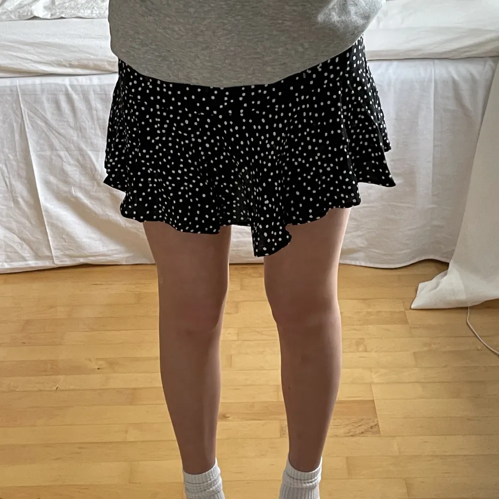 Jätte fin zara kjol med knytband och inbyggda shorts. Säljer då den inte kommer till användning. Köparen står för frakt <3. Kjolar.