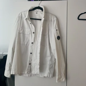 Cp Company sommar skjorta - Säljer en skön cp Company skjorta som är perfekt för sommarn. Har växt ur den men har inte använt den så mycket. Köpt på Nk Göteborg för cirka 1800 kr 