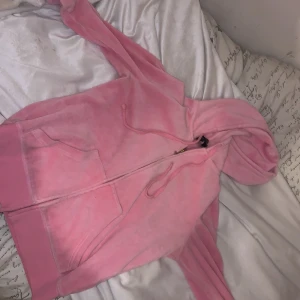 Juicy couture rosa - En gammal stil av juicy couture med huva  i färgen rosa 💗köpt från secondhand men inte andvänt så mycket storlek S