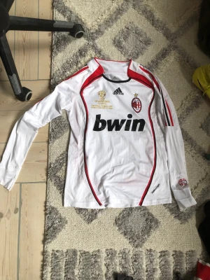 Milan tröja size S - Retro milan fotbollströja som jag säljer billigt för att jag har klippt up armen lite så den blir längre i armarna. Priset kan diskuteras och kom privat för mer bilder och frågor