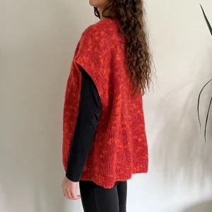 Väst - Stickad rödflammig oversize väst/kofta!!❤️‍🔥