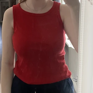 Rött linne  - säljer detta röda linne från cubus i storlek s knappt använt säljer för 45kr