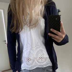 Marinblå kofta - Marinblå söt kofta i jätteskönt material!! Frakt ingår inte i priset 💓