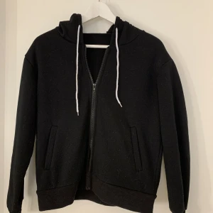 Zip tröja - Säljer en snygg zip tröja i storlek Xs Ganska tunn men mjukt o skönt tyg 100 + frakt