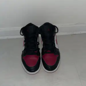 Jordan 1 Mid Bred Toe  Storlek 35 Säljer de pga de är alldeles för små   Har tyvärr inge kvitto eller box men de var köpta på JD för länge sen   Ganska creasade och använda men skulle ändå säga att skicket var 7-8/10 Pris kan diskuteras