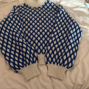 Na- kod tröja - Tröja som jag köpte till vintern men det blev lite dålig användning av den.💕
