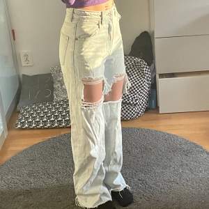 Zara jeans med hål! Knappt använde och är i vädligt bra tillstånd. Men det är klippta så är inte original längd. Det är lite långa för mig och jag är 160 cm. 