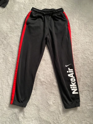 Byxor  - Nike träningsbyxor. Använt ganska många ggr men det finns inga hål elr skador. Pris kan diskuteras 