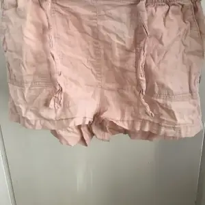 Ett par shorts i linne tyg från H&M. Täcken på användning men i bra skick. 