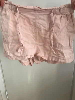 Linne shorts.  - Ett par shorts i linne tyg från H&M. Täcken på användning men i bra skick. 