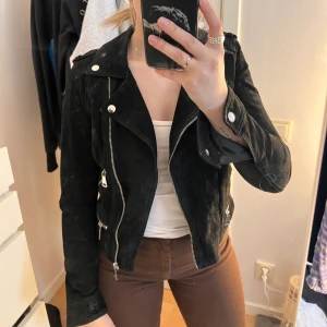 Vårjacka - En fin vårjacka i läder, den är tyvärr för liten för mig så säljer den. 