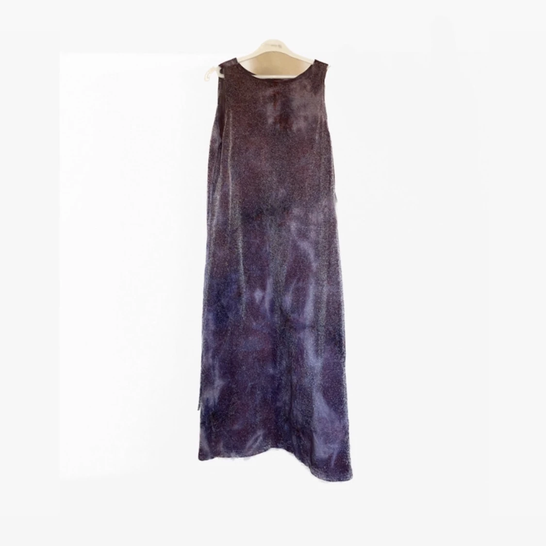 Lång klänning med knytband i midjan