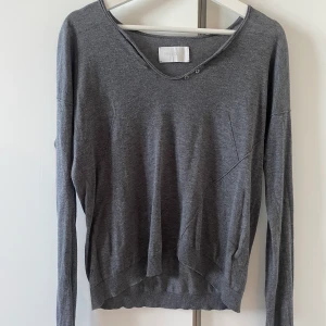Zadig Voltaire tröja - sjukt snygg tröja från Zadig Voltaire!  Endast använd ett fåtal gånger och i jättebra skick, passar xs-m