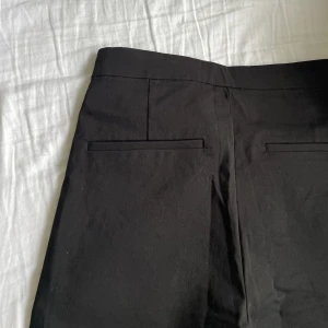 Kostymbyxor  - Jag säljer dessa högmidjade, bootcut kostymbyxor från gekås då de var för stora för mig. 💖Byxorna är i nyskick eftersom jag bara använt de en gång