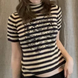 Kortärmad polotröja med rhinestones  - Köpt second hand, Stretchigt material. Ränderna är svarta och beigea (fler bilder kommer)