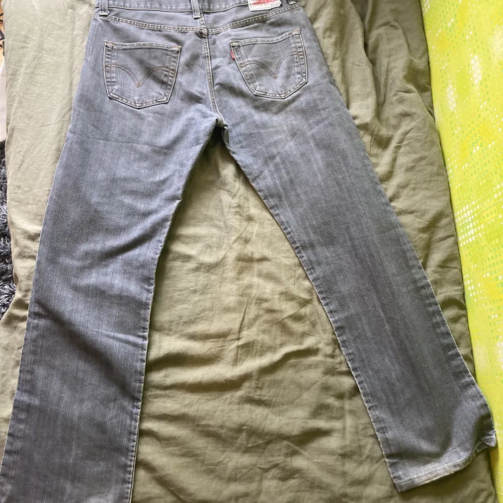 Gråa Vintage Levis Jeans, sitter jättefint, jättebra kvalité Skick: bra skick men lite defekt, se bild. Jeans & Byxor.