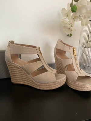 Michael Kors espadrilles klackar  - Beige sandaletter med kilklack från Michael Kors perfekt till sommaren 