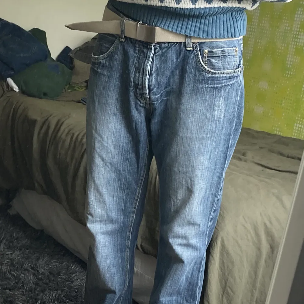 Fina vintage Jeans med stitch på bakfickorna, litet slitage på innerfickorna men annars toppskick. Jeans & Byxor.
