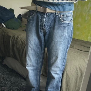 Vintage Jeans med stitch - Fina vintage Jeans med stitch på bakfickorna, litet slitage på innerfickorna men annars toppskick