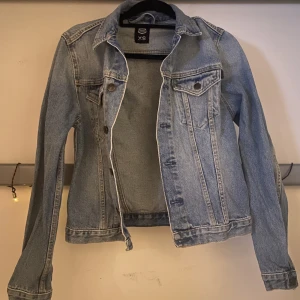 Jeansjacka - Jeansjacka som jag bara provat en gång och väljer att sälja då den inte satt som jag ville. 