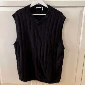 Stickad väst från weekday  - Knitted V neck väst från weekday 