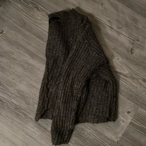 stockad tröja zara - grå stickad tröja från zara, kommer inte längre till användning och är i fint skick! vid frågor hör av er! frakt tillkommer!