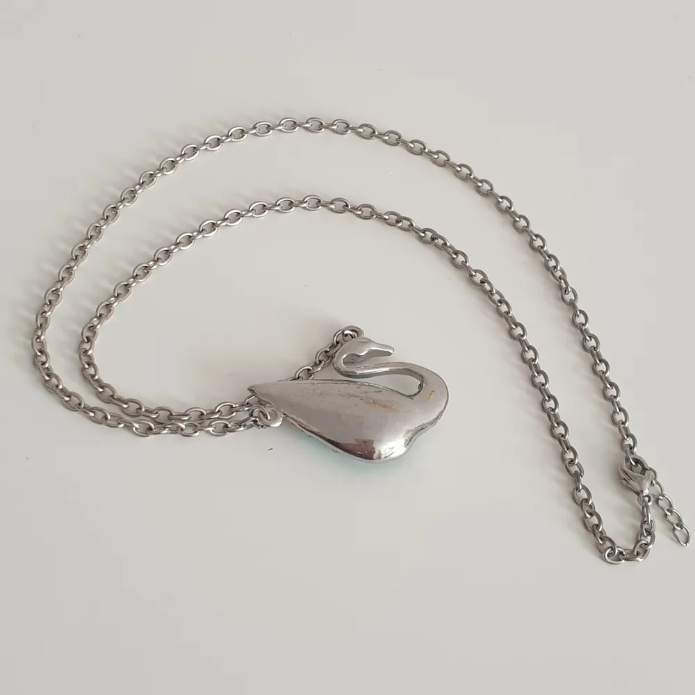 🦢FÖRST TILL KVARN🦢 Ett silvrigt halsband med ett svan hänge, täckt i en stor blå och flera små kristaller. (Osäker om det är zircon kristaller eller glas) har inte använt denna på länge, den förtjänar ett nytt älskande hem🩵 95+ frakt. Accessoarer.