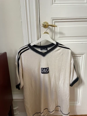 Vintage D&G t-shirt - Vintage knitwear t-shirt som jag köpte på second hand för några år sen. Älskar denna t-shirt som är tunn och faller snyggt över axlarna. Ganska långa ärmar, nästan ner till armbågarna.