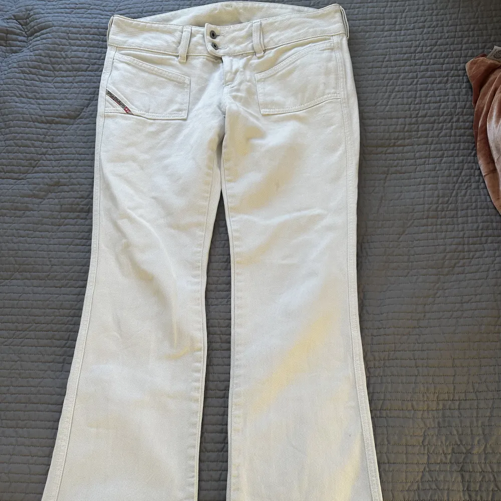 Vita lågmidjade vintage jeans från Diesel. Dubbla knappar och broderier på bakfickorna. Storlek 26x29 dvs motsvarande storlek 36 med normallängd. Perfekta jeansen nu till våren ☀️☀️☀️säljer pga inte passar . Jeans & Byxor.