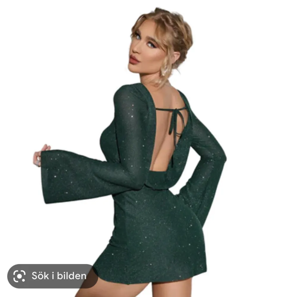 Säljer denna gröna klänning från parthea då jag tröttnat på den. Den är endast använd två gånger och har inga defekter. . Klänningar.