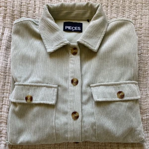Skjorta från Pices - Manchester skjorta från Pieces i jättebra skick. Använd Max 5 gånger. Köparen står för frakten.