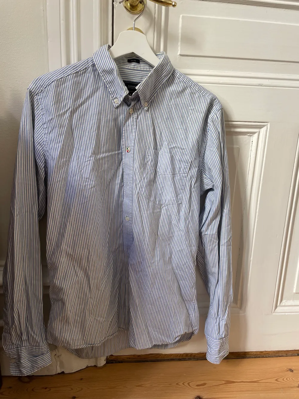 Klassisk randig skjorta som använts några få gånger.  Mindre slitage / missfärgning insidan av kragen (ej synligt).  Storlek M (standard). Skjortor.