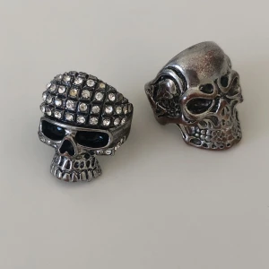 Skellet ringar - Skellet ringar köpta secondhand, men passar tyvärr inte mig! Första för 30 kr och andra för 20kr:)