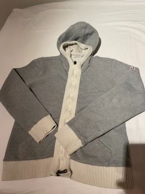 Moncler cardigan  - Säljer nu min fina moncler zip, den är använd Max 5 gånger och är i bra skick 9/10, nypris 8000 säljer den för 3000 men det är ej spikat i sten.