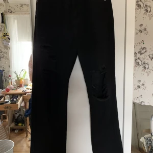 Svarta jeans - Svarta jeans med slitdetaljer