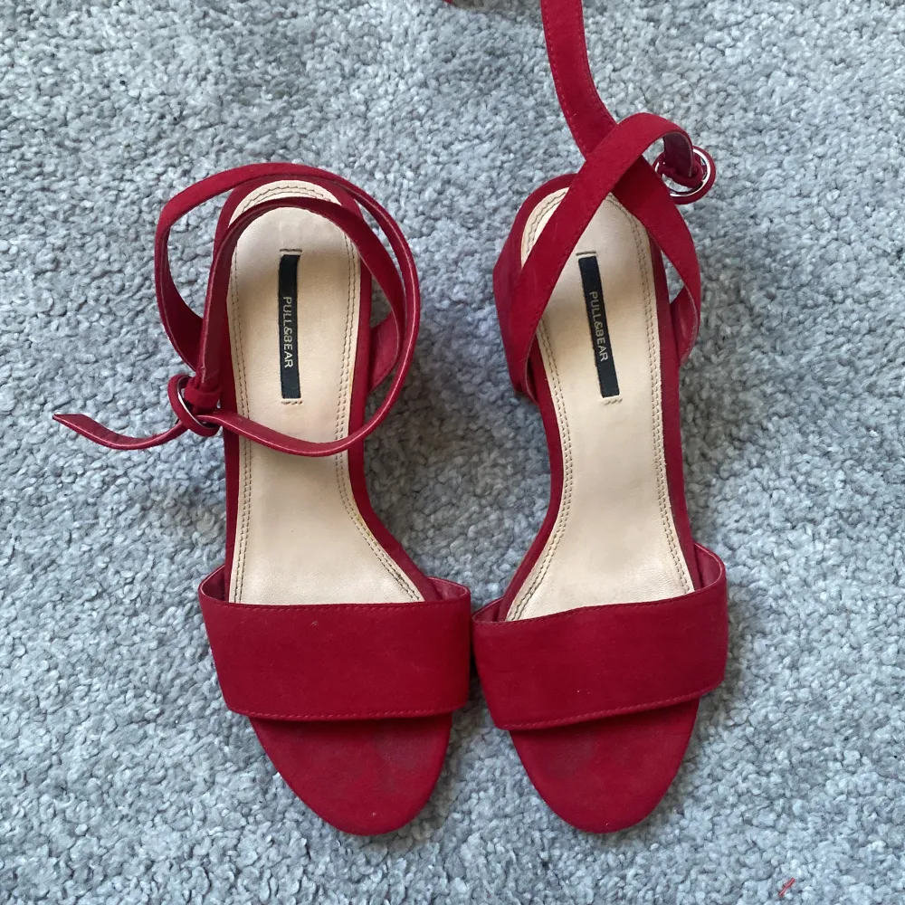 Säljer dessa röda klackskor/sandaletter i storlek 37! 90kr exklusive frakt!❤️. Skor.