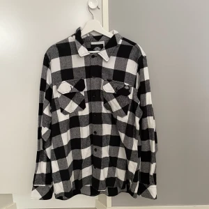 Rutig Dickies skjorta  - Rutig Dickies skjorta, svart och vit. Använd även denna Max 2 gånger. Fint skick osv 