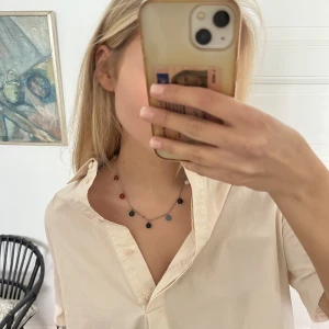 Childhood necklace - Pärlhalsband från Sophie by Sophies childhood kollektion.  Hittar ej ursprungspris men ligger nånstans runt 2500kr Knappt använd