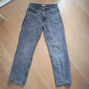 Grå jeans från Ginatricot använd ca 5 gånger 