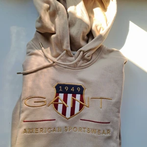 Hoodie Gant - En längre hoodie i fin kvalité. Helt oanvänd. 