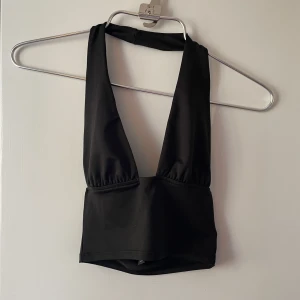 Svart topp - Väldigt fin svart topp från hm divided, strl xs men stretchig. Knappt använd!