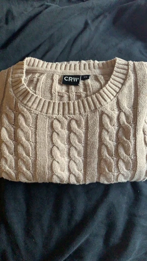 Beige oversized kabel-stickad tröja - jag säljer en beige kabel-stickad tröja i storlek xs.🩷köpte på hööks för 399kr och säljer för 199. är i bra skick och har ej används som hästtröja (eftersom köptes på hööks kanske nån tror det). säljer pga kommer ej till användning, kontakta vid intresse🩷