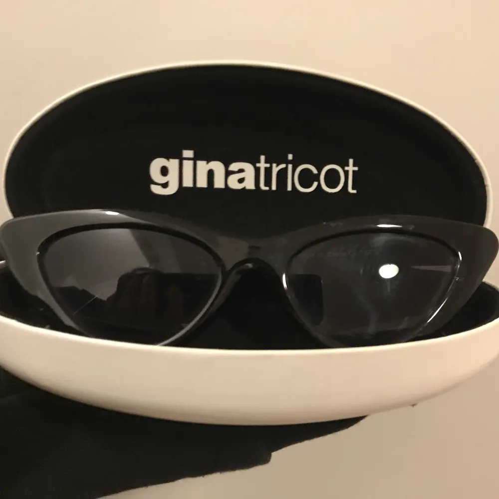 Solglasögon från Gina tricot i gott skick!. Accessoarer.