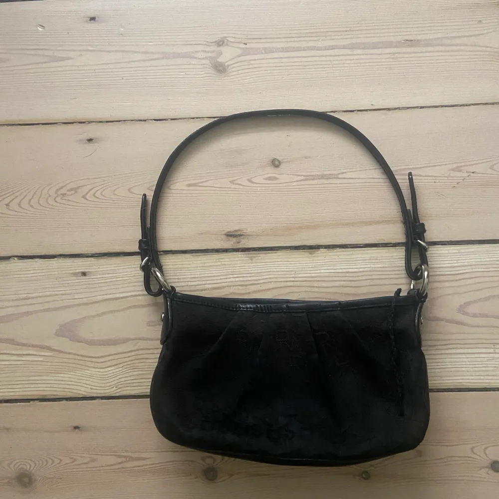 Small dkny handbag, very cute and practicle . Väskor.