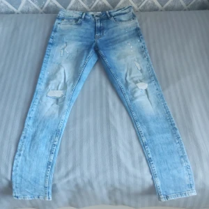 Blåa Jeans  - Skinny jeans väldigt snygga i bra skick, till dig som vill ha en fet drip 