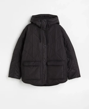 Ny quiltad jacka strl S - Quiltad jacka HM. Slutsåld, lite oversized. Strl S. Vindtät och vattenavvisande. Svart. Jackad är oanvänd. Bilderna är från HM.