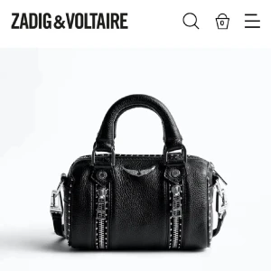 Zadig väska - Säljer nu min super snygga Zadig väska. Den har knappt kommit till användning och har därför inga slitningar eller tecken på användning. Köparen får med dustbag. Väskan är köpt våren 2022 för 2900 på zalandos hemsida. Pris kan diskuteras💓💓
