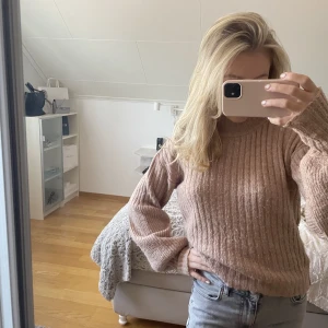 Stickad tröja - Tryck gärna på ”KÖP NU”. Rosa/beige stickad tröja med ballongärmar från nakd. Jättemysig❤️storlek XXS men sitter super på mig som brukar ha S.