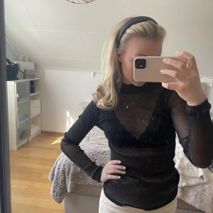 Genomskinlig glittrig topp🖤 - Genomskinlig glittrig svart topp som är perfekt till fest med ett linne eller bh under 🖤storlek M men sitter såhär på mig som brukar ha S. Från ginatricot🖤
